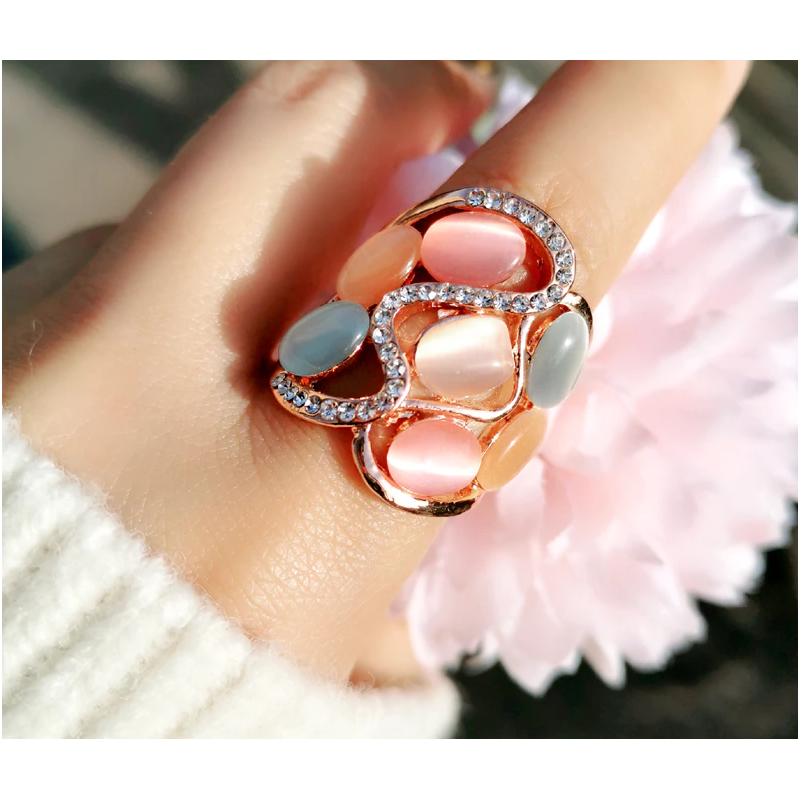 Velký měděný prsten s barevným syntetickým Opálem