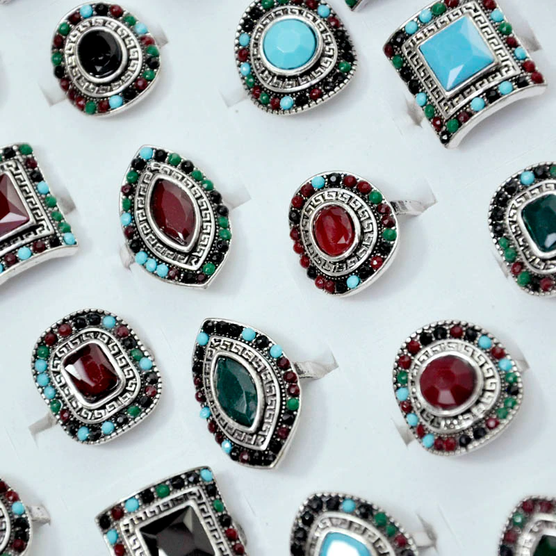 Prsten v marockém stylu s reliéfy a barevnými kamínky