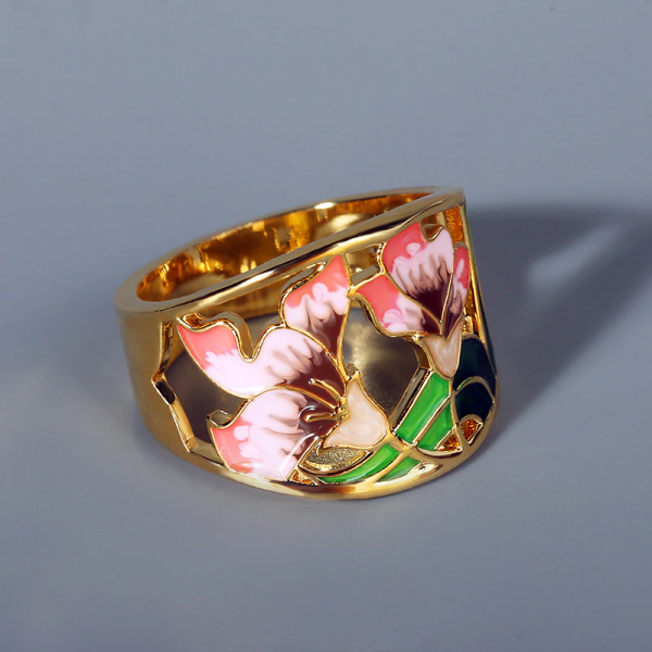 Ozdobný zlatý mohutný prsten filigránový s malovanými květy