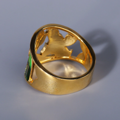 Ozdobný zlatý mohutný prsten filigránový s malovanými květy