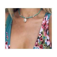 Etno letní náhrdelník z tyrkysových korálků s mušlí